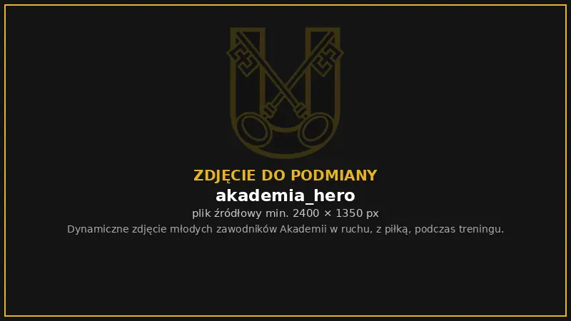 Młodzi zawodnicy Akademii Młoda Unia biegną z piłką podczas treningu