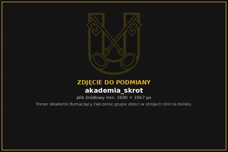 Trener Akademii Młoda Unia udziela wskazówek grupie dzieci na boisku