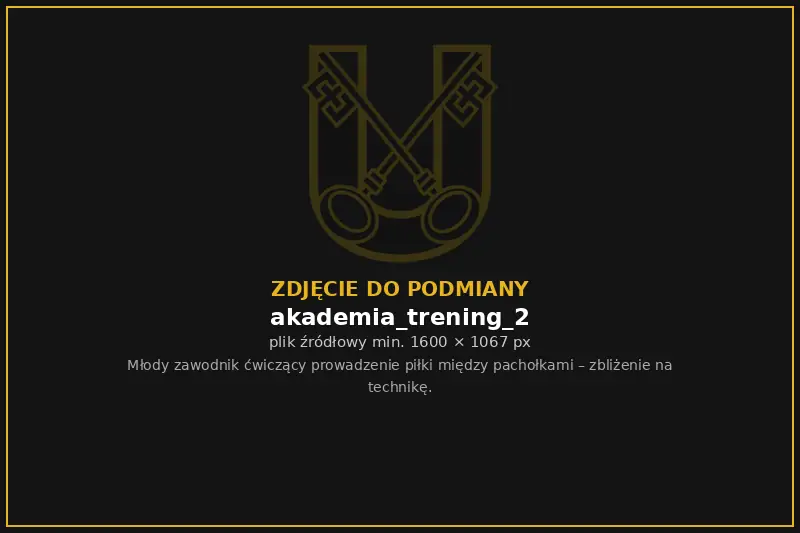 Młody zawodnik Unii ćwiczy prowadzenie piłki między pachołkami