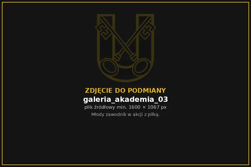 Młody zawodnik Unii z piłką