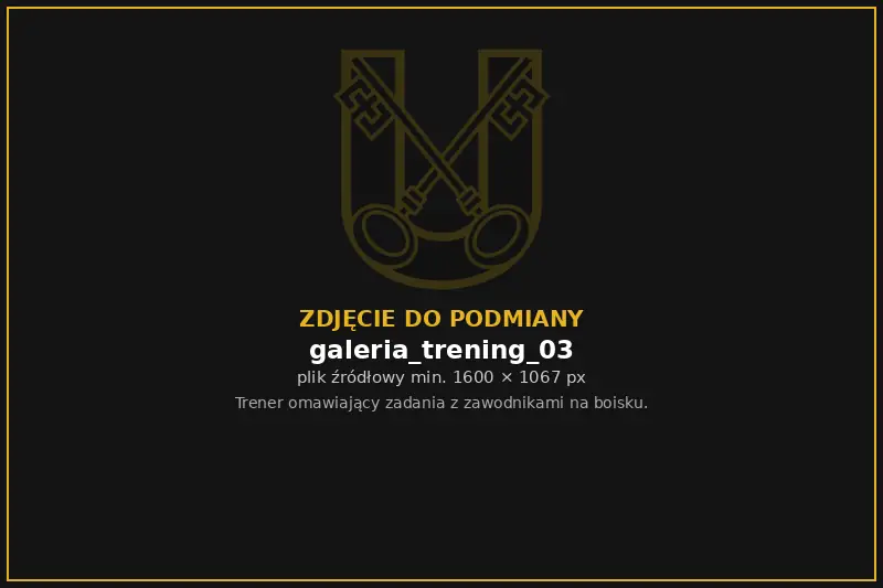 Trener Unii prowadzi odprawę z zawodnikami