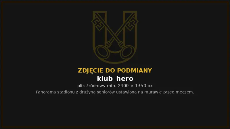 Drużyna seniorów CKS Unia Ciechanowiec ustawiona na murawie stadionu