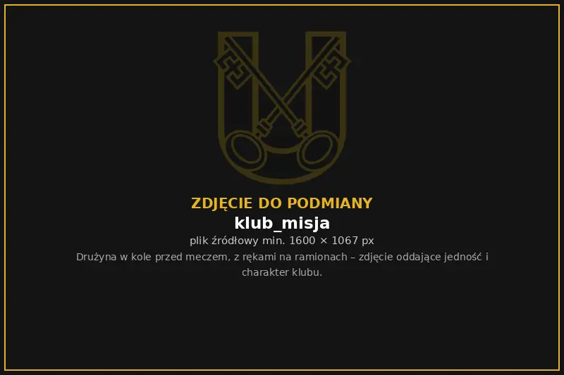 Zawodnicy Unii w kole przed meczem, z rękami na ramionach