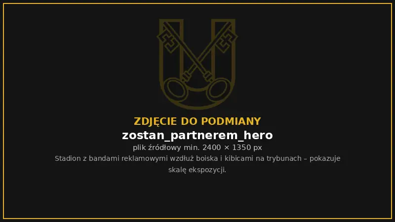 Stadion Unii Ciechanowiec z bandami reklamowymi i kibicami na trybunach